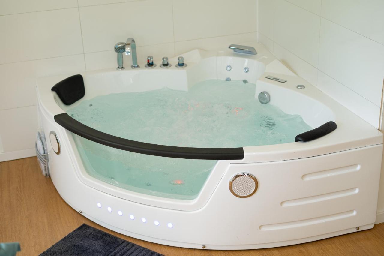 Capsule Nature & Photos - Jacuzzi - Netflix & Home Cinema - Ps5 & Jeu Thun-Saint-Martin Екстер'єр фото